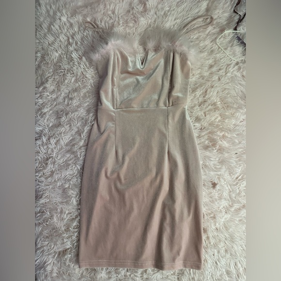 15 dresses (read) - Picture 13 of 16